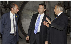 Ytong-Produktionsleiter Johann Kernstock (re.) erklärt Claus Steiner, Geschäftsführer Xella Porenbeton Österreich (li.), und Umweltminister Niki Berlakovich (Mi.) die energieeffiziente Dampfhärtungsanlage für Porenbeton.